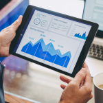 Teciomar Ábila explora como as finanças descentralizadas estão abrindo portas para um novo acesso ao mercado global.
