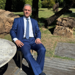 Leonardo Manzan evidencia os limites fiscais aplicáveis a serviços digitais embarcados em equipamentos de geração renovável.