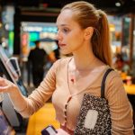 Caixas de autoatendimento no supermercado: por que muitas pessoas ainda evitam essa tecnologia e o que isso revela sobre o comportamento do consumidor