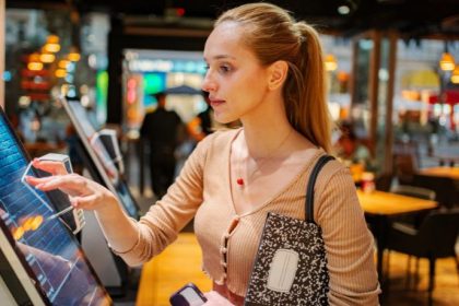 Caixas de autoatendimento no supermercado: por que muitas pessoas ainda evitam essa tecnologia e o que isso revela sobre o comportamento do consumidor