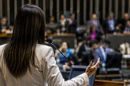 O enfrentamento à violência política de gênero e o fortalecimento da representatividade feminina nas instituições