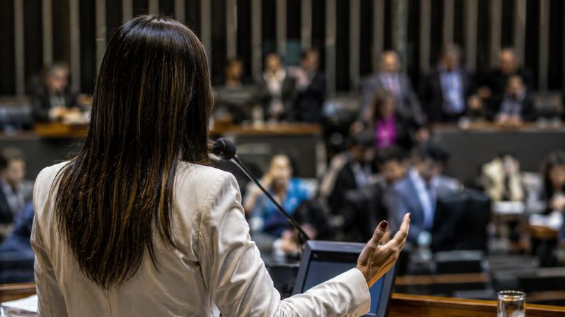 O enfrentamento à violência política de gênero e o fortalecimento da representatividade feminina nas instituições