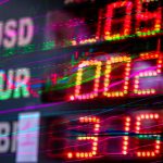 Tela colorida de mercado financeiro exibe cotações de dólar, euro e libra em meio a gráficos de negociação.