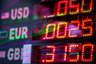 Tela colorida de mercado financeiro exibe cotações de dólar, euro e libra em meio a gráficos de negociação.
