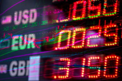 Tela colorida de mercado financeiro exibe cotações de dólar, euro e libra em meio a gráficos de negociação.