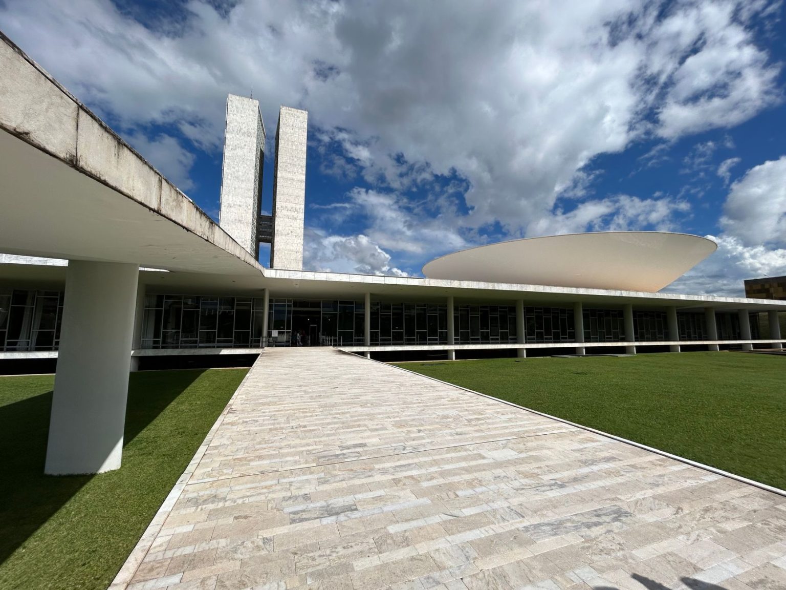 Vista externa do Congresso Nacional do Brasil, em Brasília, sob céu claro.